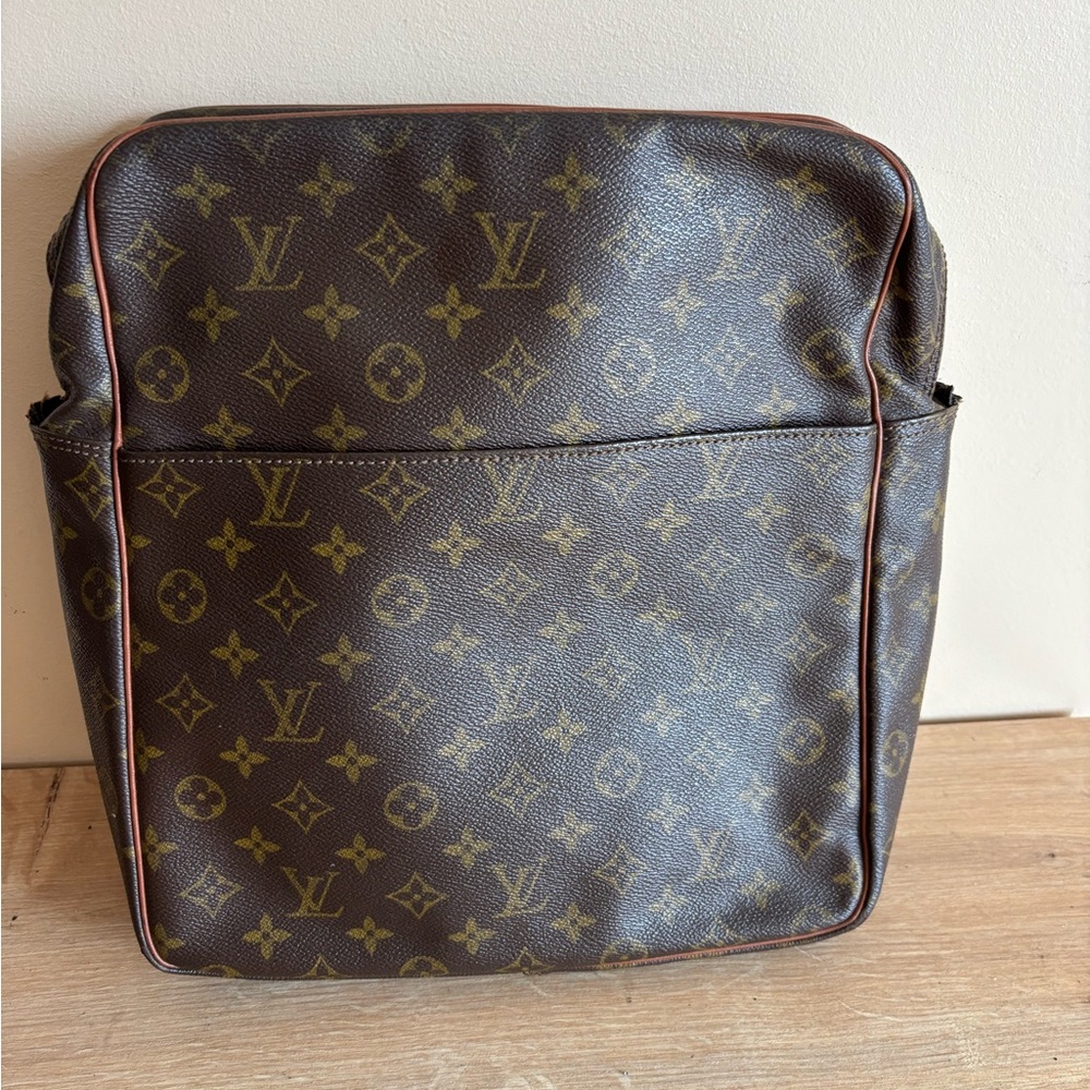 Authentic Louis Vuitton clutch monogram